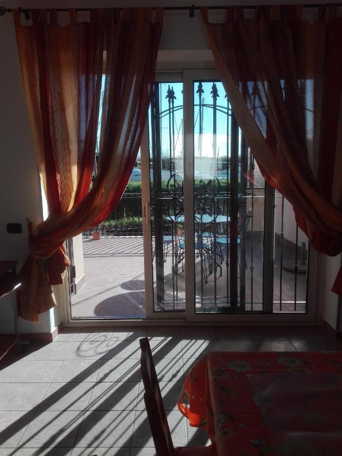 A Santy'S House 1Piano-No Lift-Shuttle A Pagamento-Raggiungibile A Piedi Aeroporto-Fermata Bus Fiera Di Roma A 3 Minuti-Air Condiz Ed Extra Bed For A Fee A Pagamento Apartment Fiumicino Exterior photo